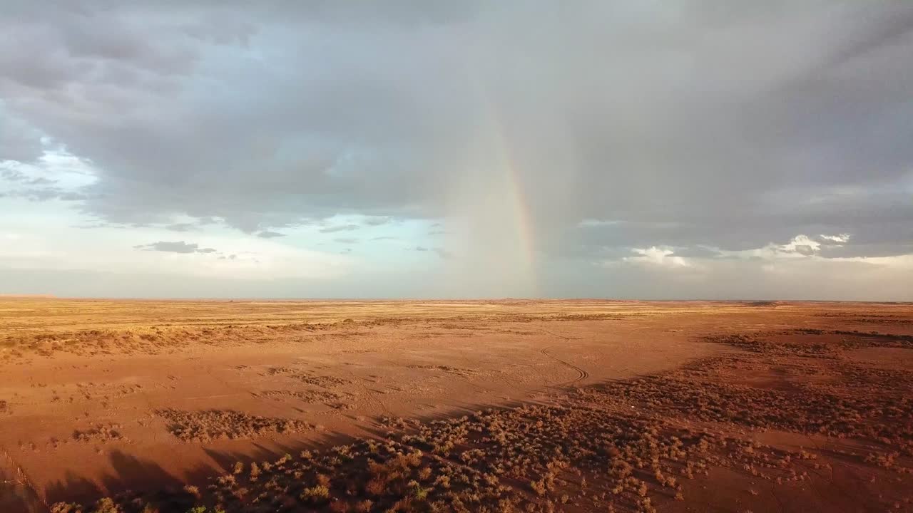 매우 건조한 나미비아 양 농장에서 멀리 떨어진 무지개의 드론 샷