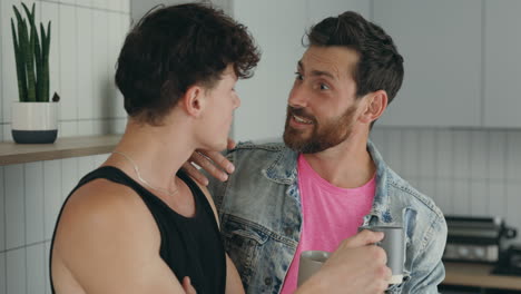 dos hombres hablando en una cocina