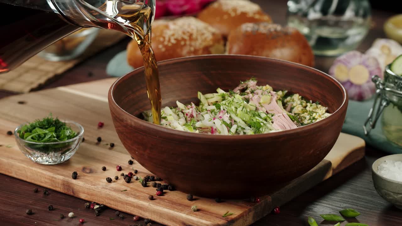 Versare Kvass nella tradizionale zuppa fredda russa Okroshka