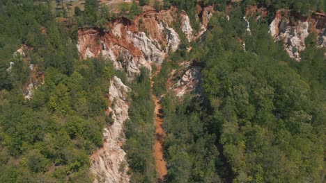 Epische-Drohnenaufnahme-Von-Menschen,-Die-Durch-Eine-Große-Schlucht-Wandern