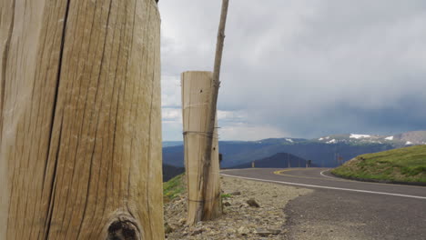 在岩石山脈的道路上