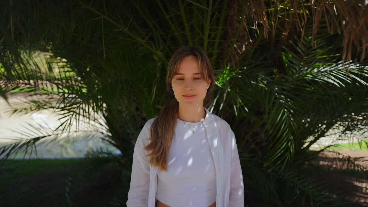 공원에서 젊은 여자