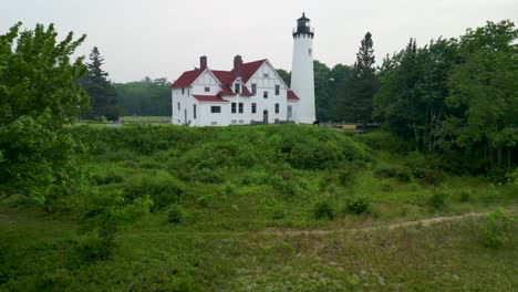 toma aérea ascendente del faro de punto iriquois, lago superior, michigan