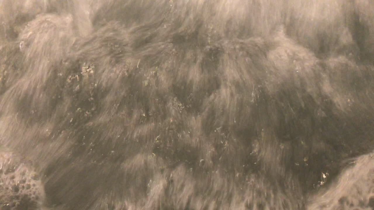 자쿠지에서 거품이 일고 거품이 나는 물을 가까이서 볼 수 있습니다.