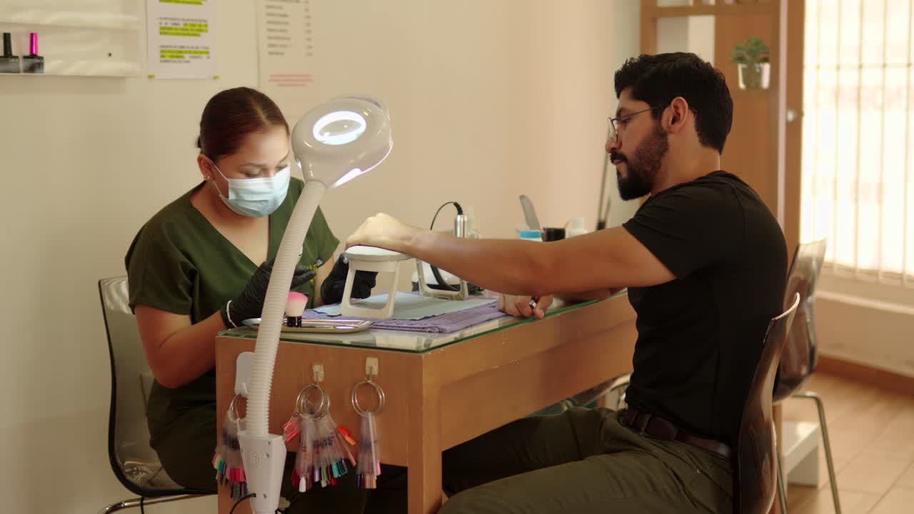 feliz pulgares arriba cliente cliente paciente en uñas spa hombre hombre procedimiento de manicura sesión de tratamiento satisfacción