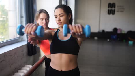 mujeres haciendo ejercicios con pesas
