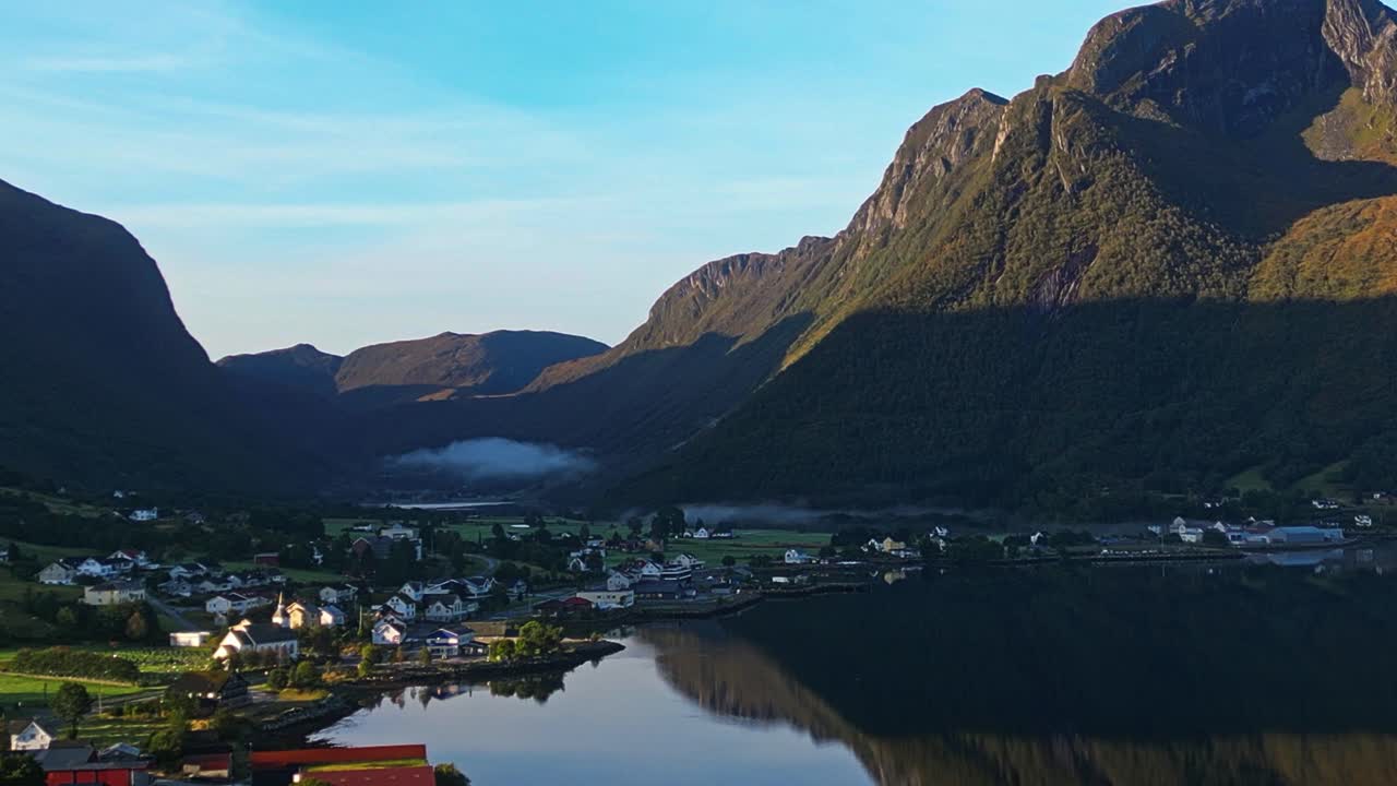 aerial sobre syvde en un hermoso día soleado, municipio de vanylven, noruega