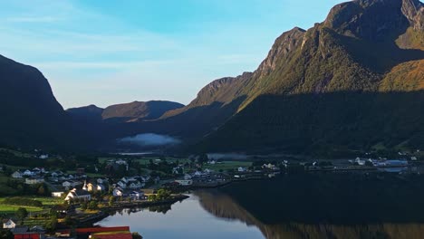 Antena-Sobre-Syvde-En-Un-Hermoso-Día-Soleado,-Municipio-De-Vanylven,-Noruega