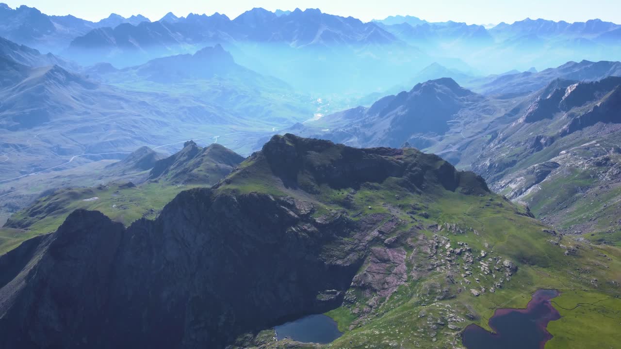 여름 아침-1에 스페인과 프랑스 피레네 산맥의 아나예트 산맥 봉우리와 호수의 공중 전망