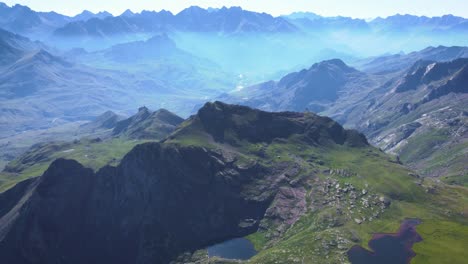 Vista-Aérea-Del-Pico-Y-El-Lago-De-La-Cordillera-De-Anayet-En-Los-Pirineos-Españoles-Y-Franceses-En-La-Mañana-De-Verano-1