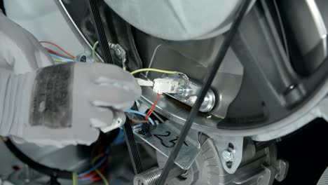 el reparador desenchufa los cables eléctricos