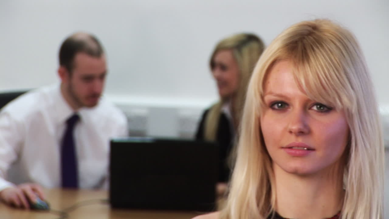 비즈니스 팀을 이끄는 여성