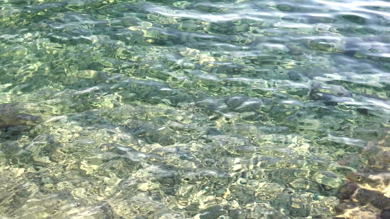 은 아드리아 해의 표면에서 파동