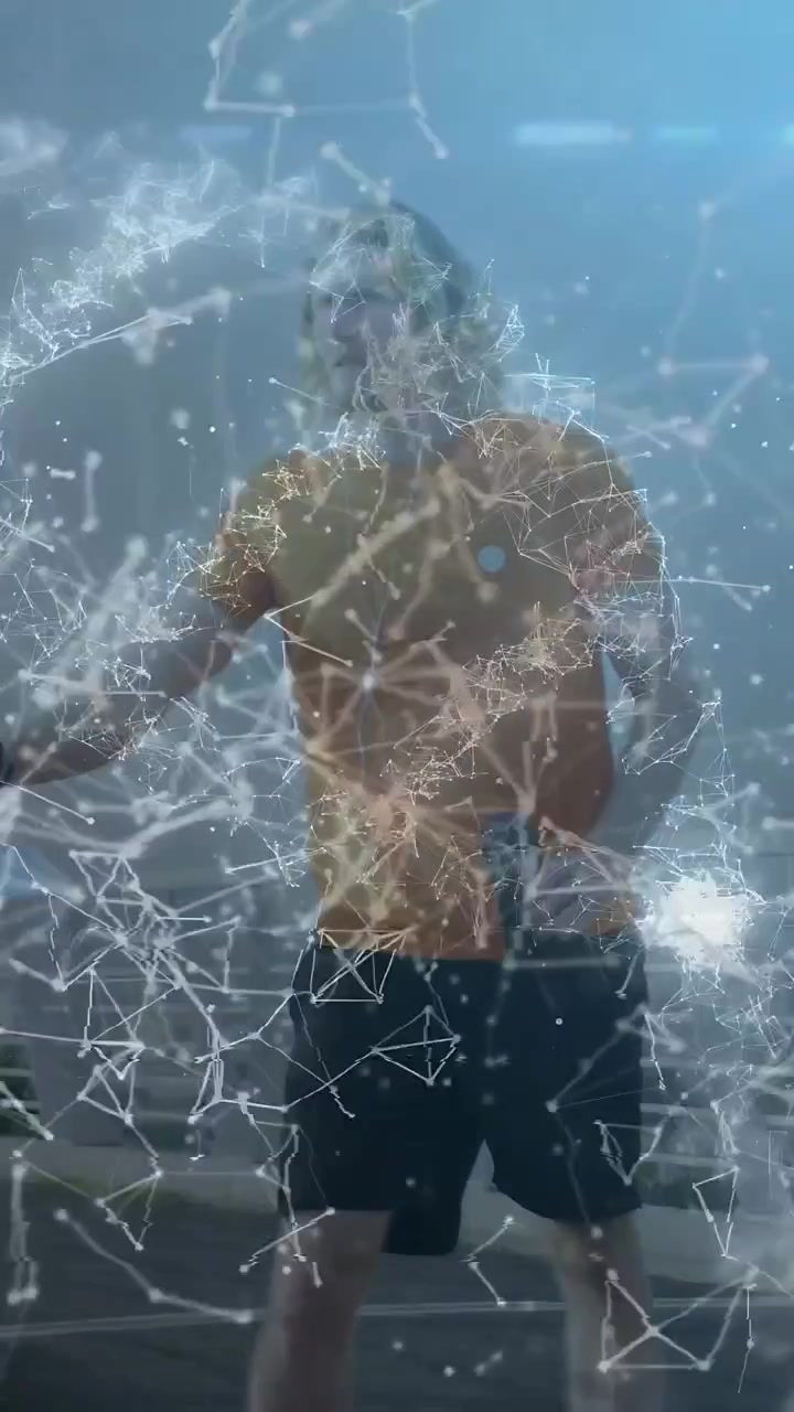 Video verticale: Uomo sulla riva che tiene il telefono vicino a una ringhiera, si sposta, si gira e reagisce alla rete tech.