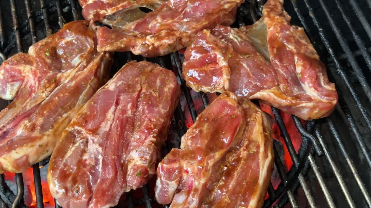Cucinare costolette d'agnello al barbecue.