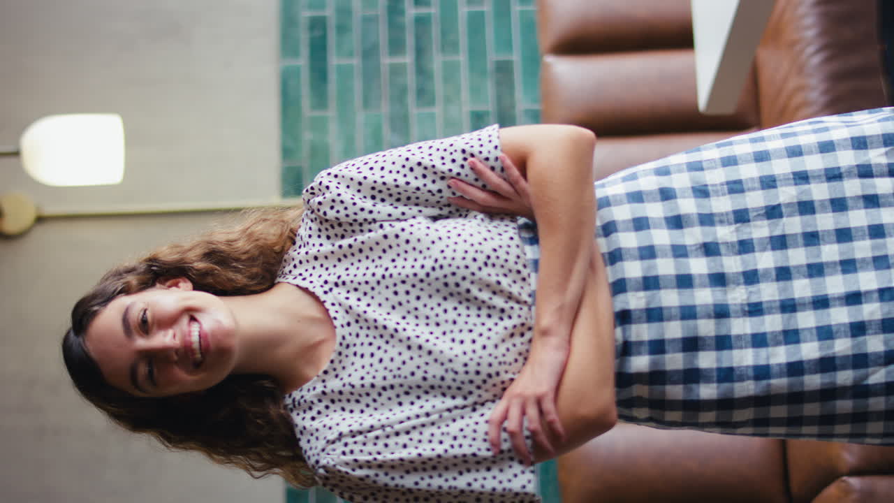 카페 또는 커피에서 일하는 미소 짓는 여성 소유자 또는 직원의 수직 비디오 초상화