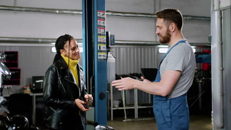 Man-and-woman-talking-at-the-garage