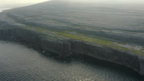 Vista-Aérea-De-Los-Acantilados-De-Ailladie-Ubicados-En-El-Burren-En-La-Costa-Oeste-De-Irlanda