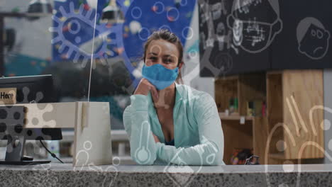 animación de iconos de coronavirus sobre mujer caucásica con máscara facial en la pared de escalada