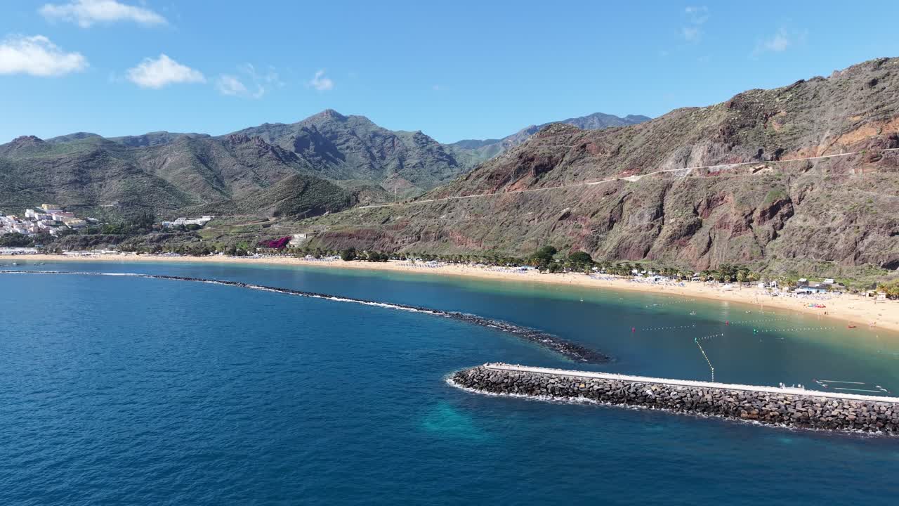 Spiaggia sabbiosa Playa de Las Teresitas, Tenerife, Spagna. Ripresa aerea panoramica con drone.