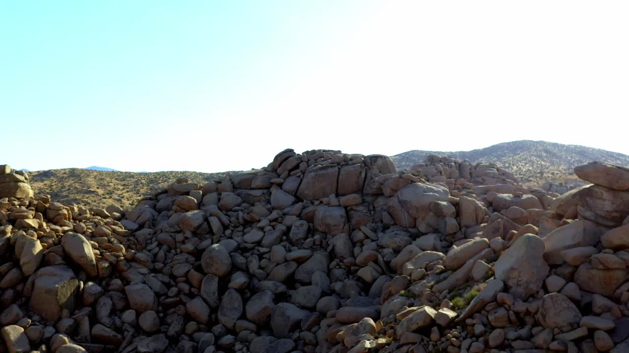 캘리포니아주 파이오니어타운의 사막에 있는 큰 바위를 향해 날아가는 드론 샷