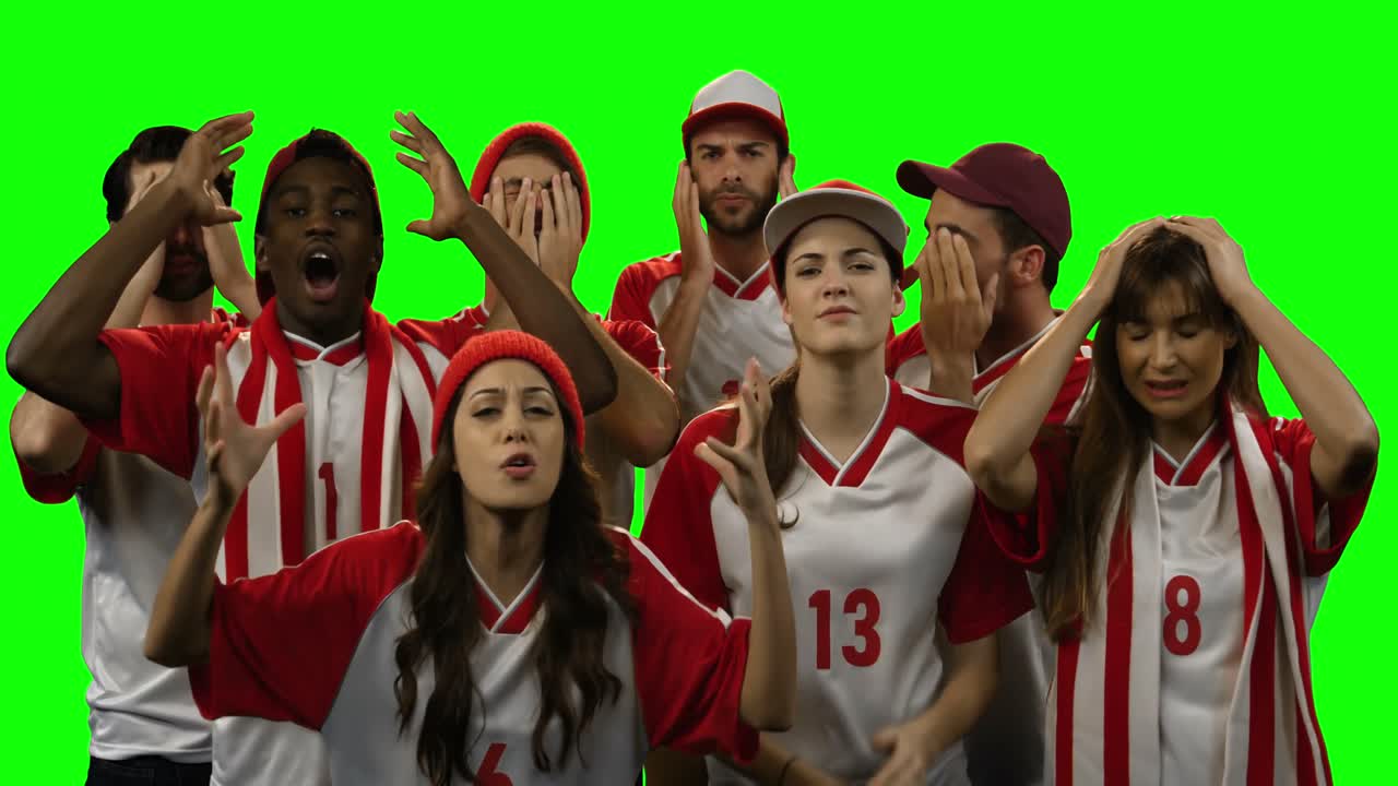 grupo de amigos viendo un partido de fútbol