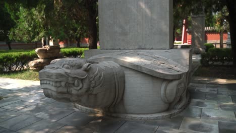 Alte-Chinesische-Skulptur-Einer-Schildkröte-Im-Konfuzianischen-Tempel