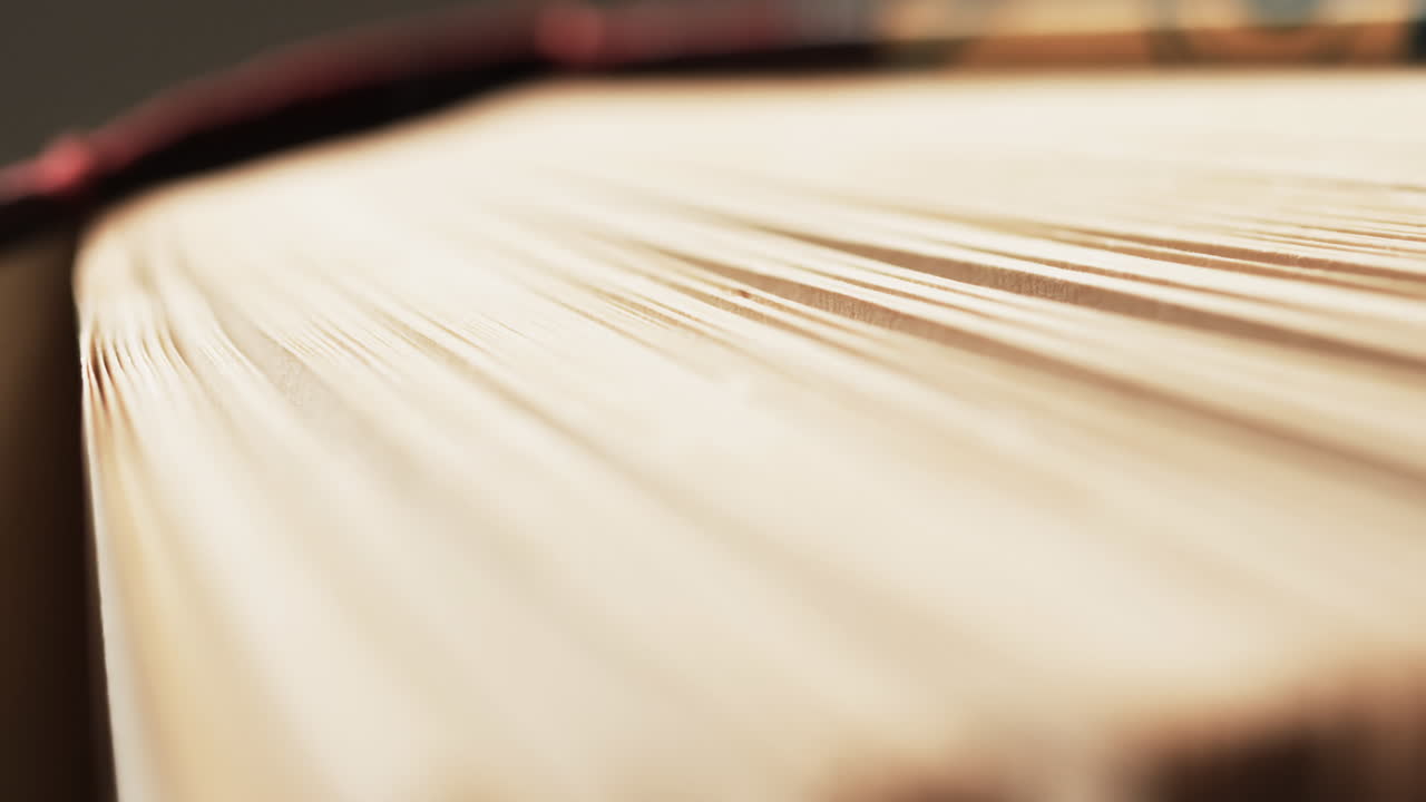 책 페이지의 마이크로 및 회색 배경에 복사 공간