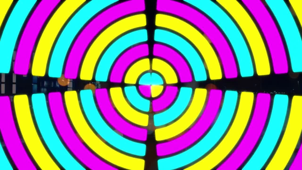 animación de círculos coloridos que se mueven sobre el paisaje urbano nocturno borroso