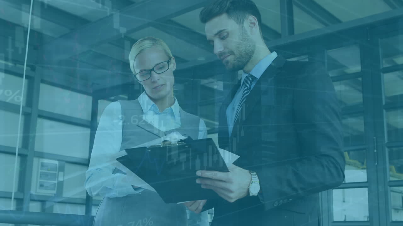 animazione dell'elaborazione dei dati su diversi uomini d'affari e donne d'affari che discutono su documenti.