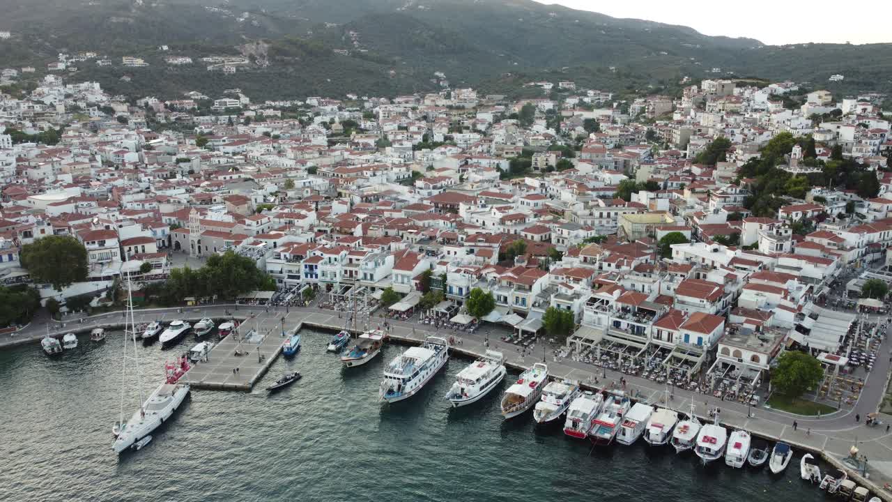 antiguo puerto de skiathos en grecia desde arriba 4k