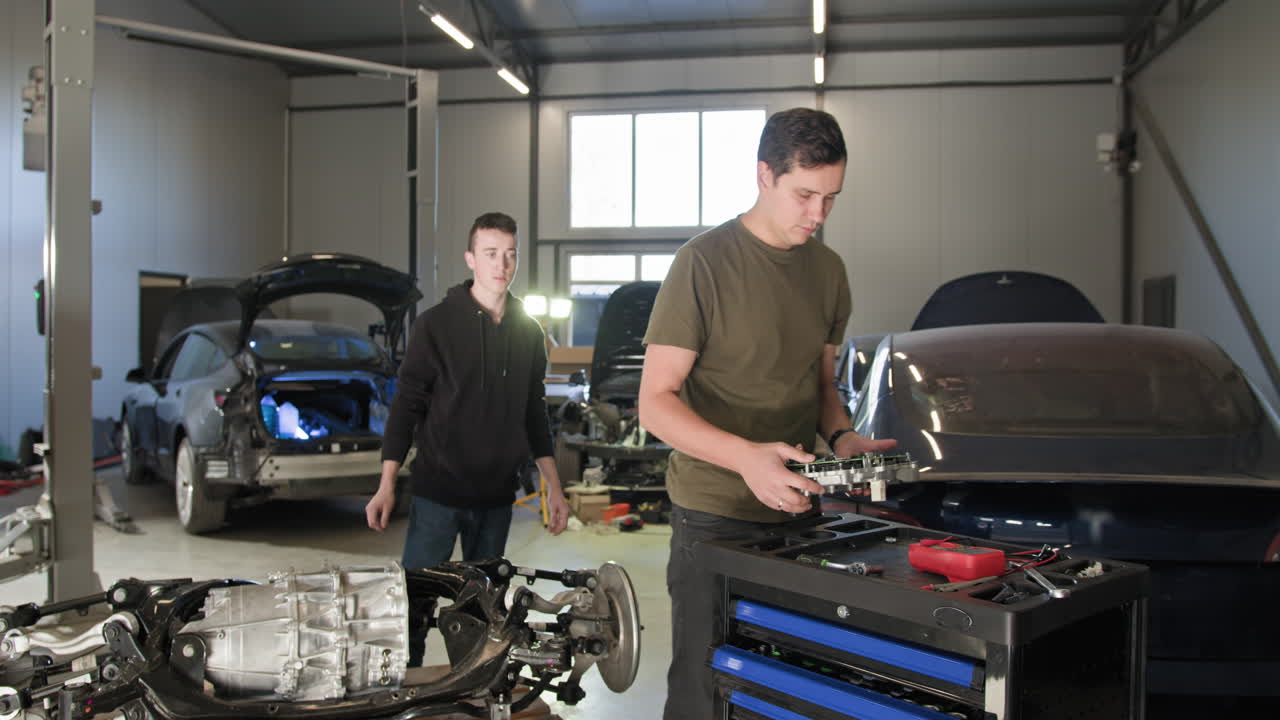 reparación de automóviles eléctricos en un garaje