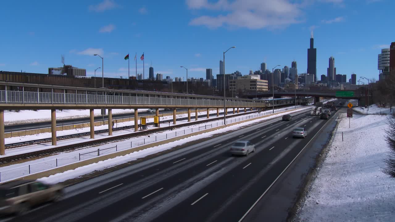 자동차는 겨울 1에 시카고로 고속도로를 여행합니다.