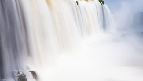 Zeitraffer-Eines-Großen-Iguazú-Wasserfalls-Rund-Um-Eine-Große-Grünfläche-Und-Einen-Fluss,-An-Einem-Sonnigen-Tag,-Foz-Do-Iguaçu,-Parana,-Brasilien