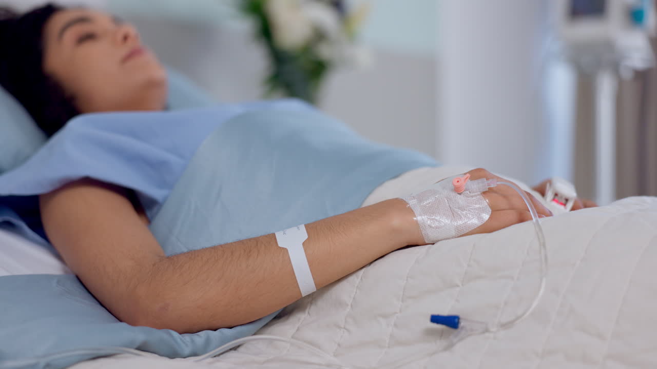 Letto d'ospedale, emergenza e donna nervosa con flebo