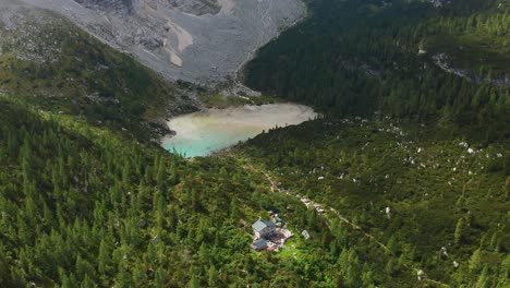 Toma-Aérea-Alta-Del-Establecimiento-Del-Lago-Sorapis