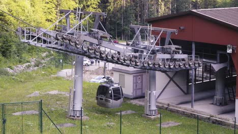 Seilbahnstation-Im-Sommer,-Von-Der-Eine-Vierer-Gondelbahn-Abfährt