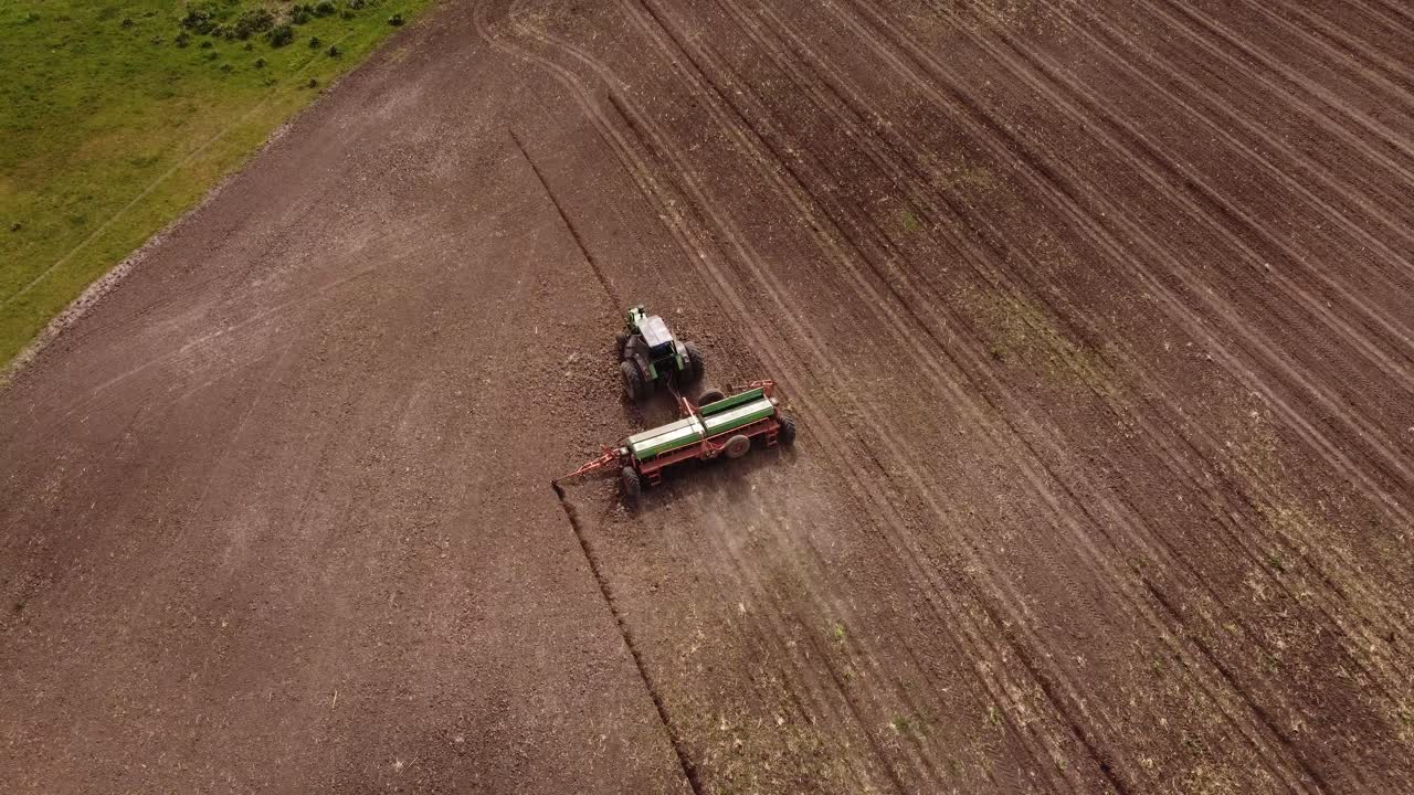 toma de arriba hacia abajo ascendente del tractor industrial arando el campo de cultivo de maíz - maquinaria agrícola