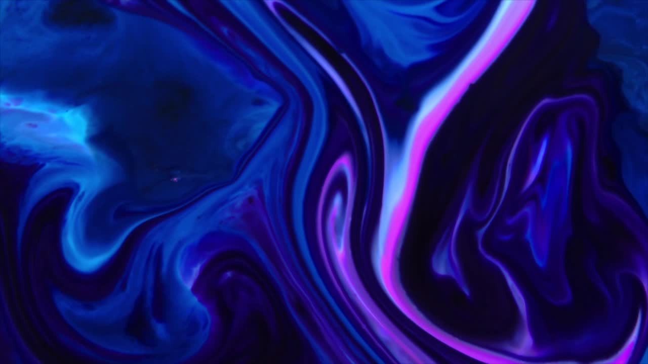 Inchiostro blu e rosa vibrante che turbina in un liquido astratto
