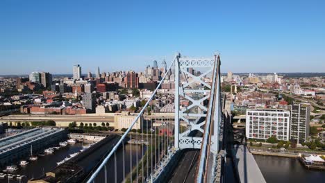 Excelente-Vista-Aérea-Del-Puente-Benjamin-Franklin-En-Filadelfia,-Pennsylvania