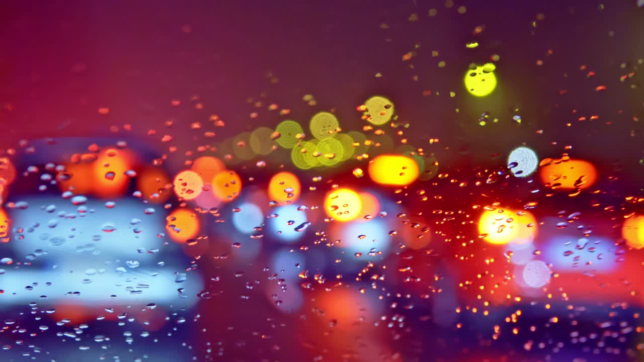 медленная очередь из машин для автокатастрофы, ночь