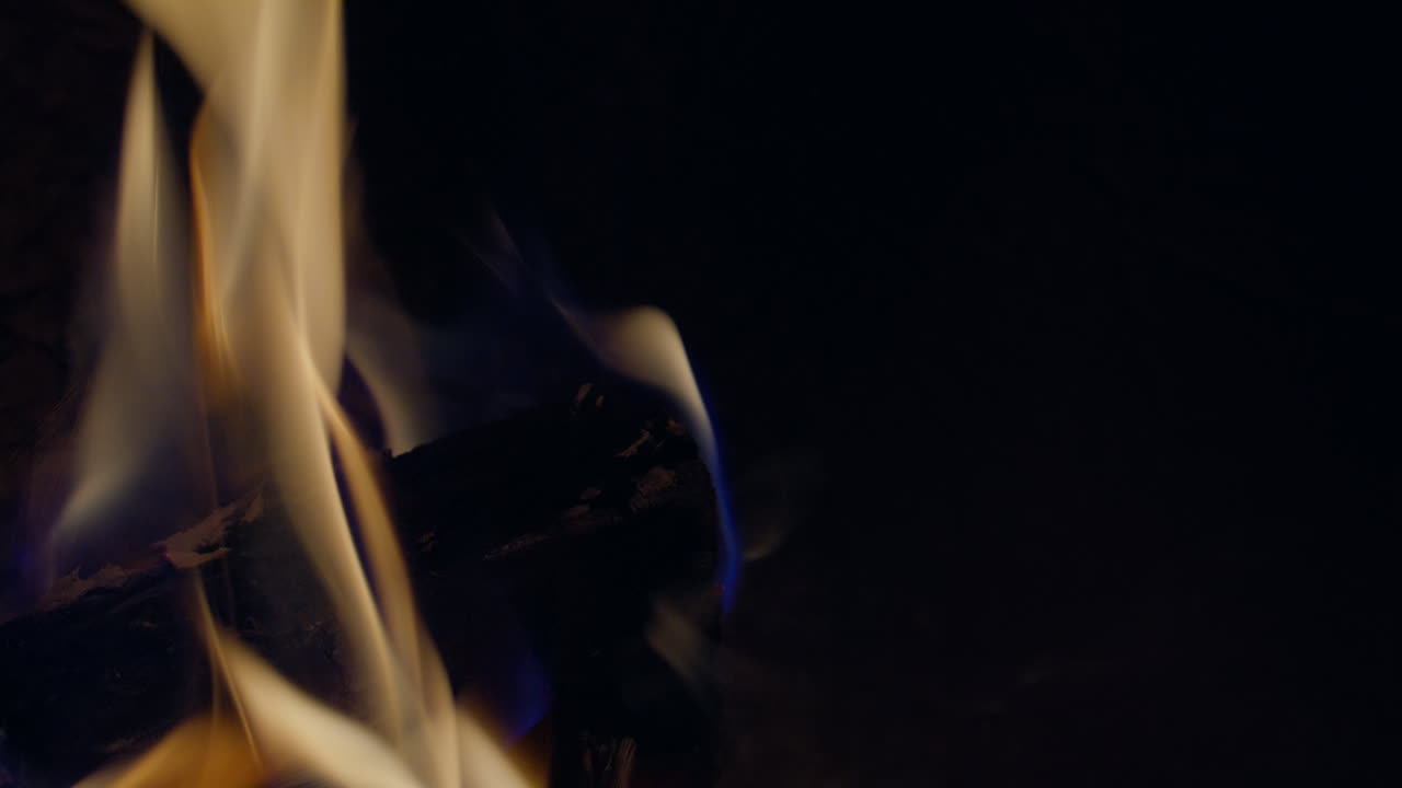 кадр пламени и углей в камине в реальном времени