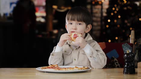 Child-eats-pizza