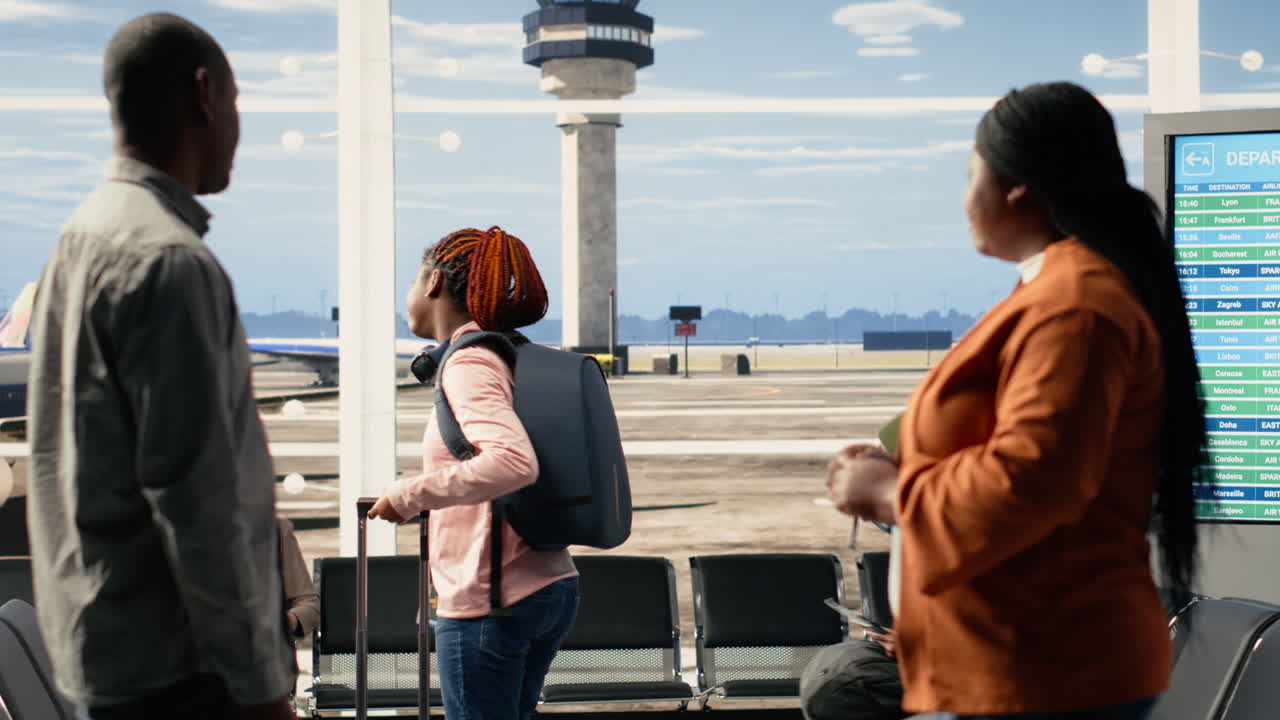 Padres y su hija adolescente en una despedida agridulce en la puerta de embarque del aeropuerto.