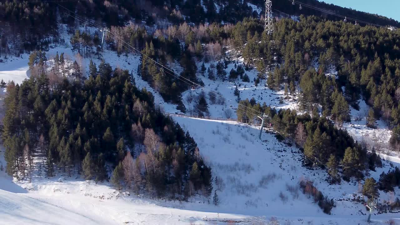 Vista aerea della funivia, delle seggiovie e degli sciatori nella stazione sciistica a Tarter, Andorra