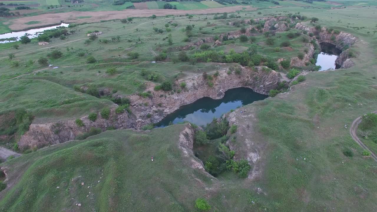 полет над небольшим каньоном с скалистыми берегами