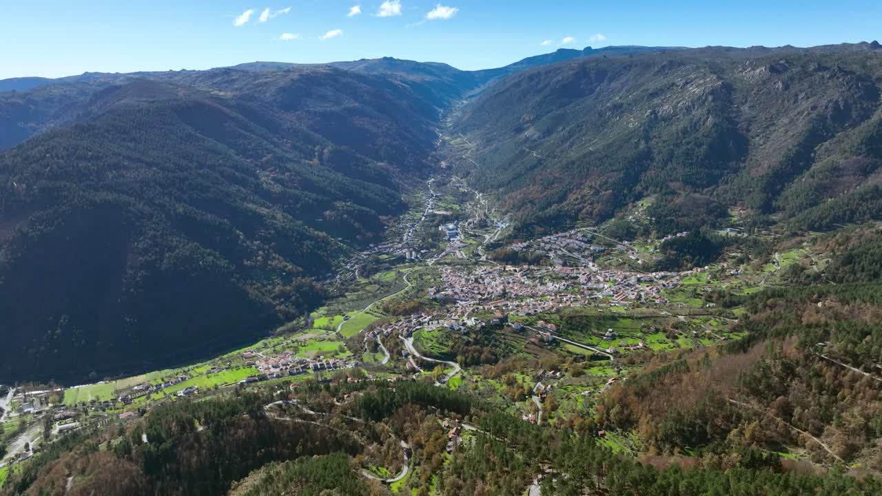 pueblo de manteigas en el valle del glaciar de zêzere de la serra da estrela, portugal
