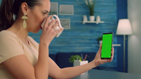 Geschäftsfrau-Hält-Ein-Nachgebildetes-Greenscreen-Chroma-Key-Smartphone-In-Der-Hand