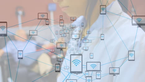 animación de conexiones con dispositivos tecnológicos sobre trabajadora de laboratorio asiática con tableta