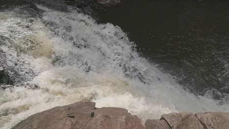cascada que fluye a cámara lenta